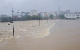 Các tỉnh miền Trung huy động tổng lực tuyến đầu ứng phó mưa lũ, sạt lở