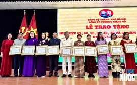 Đảng ủy phường Giảng Võ trao tặng Huy hiệu Đảng đợt 7/11