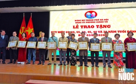 Đảng ủy phường Giảng Võ trao Huy hiệu Đảng đợt 3/2