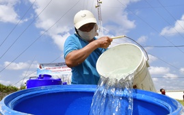 
Tìm nước giữa vùng sông nước
