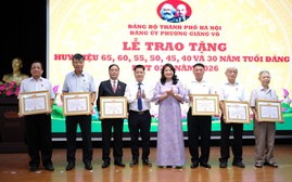 Đảng ủy phường Giảng Võ tổ chức Lễ trao tặng Huy hiệu Đảng đợt 02/9