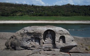 Tượng Phật giáo cổ lộ ra do nước sông Trường Giang hạ thấp