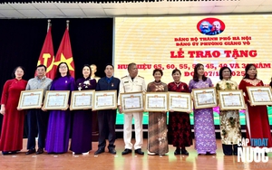 Đảng ủy phường Giảng Võ trao tặng Huy hiệu Đảng đợt 7/11