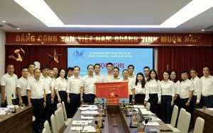 Thoát nước Hà Nội vinh dự đón nhận Cờ thi đua của Chính phủ