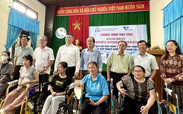 VWSA cùng Quỹ hỗ trợ cộng đồng Đinh Thiện Lý trao tặng xe lăn cho người khuyết tật