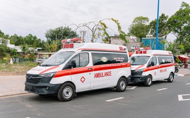 Nhựa Tiền Phong trao tặng 2 xe cứu thương cho y tế Đặc khu Côn Đảo