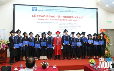 Gần 100 tân kỹ sư Khoa Kỹ thuật hạ tầng và Môi trường đô thị nhận bằng tốt nghiệp