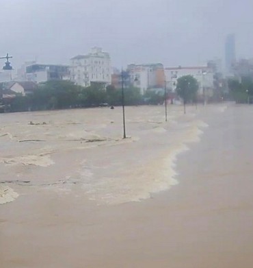 Các tỉnh miền Trung huy động tổng lực tuyến đầu ứng phó mưa lũ, sạt lở