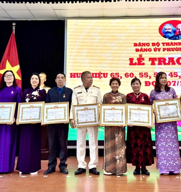 Đảng ủy phường Giảng Võ trao tặng Huy hiệu Đảng đợt 7/11