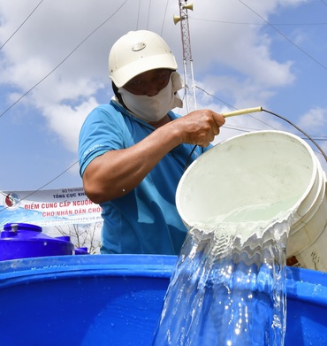 
Tìm nước giữa vùng sông nước
