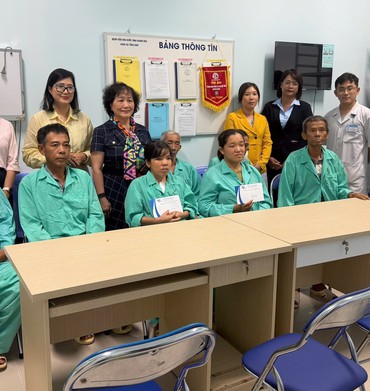 CLB Lãnh đạo nữ ngành Nước Việt Nam trao quà cho bệnh nhân tại Bệnh viện Ung bướu Khánh Hòa