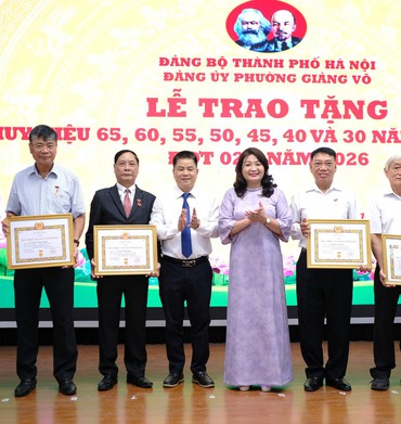 Đảng ủy phường Giảng Võ tổ chức Lễ trao tặng Huy hiệu Đảng đợt 02/9