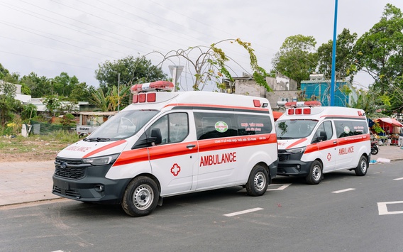 Nhựa Tiền Phong trao tặng 2 xe cứu thương cho y tế Đặc khu Côn Đảo