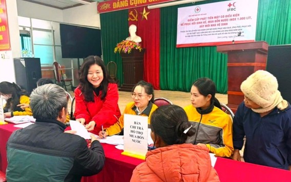 Hỗ trợ cải thiện nước sạch và vệ sinh cho người dân vùng bão lũ