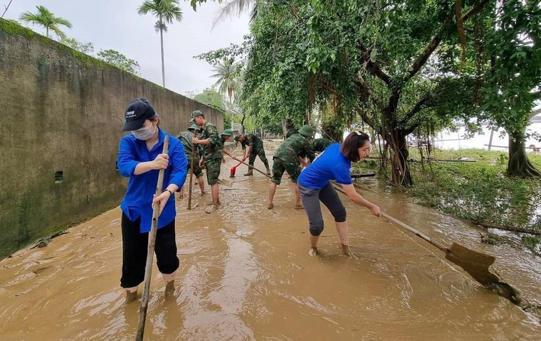 Các lực lượng khẩn trương dọn dẹp các tuyến được bị ảnh hưởng do mưa lũ. Ảnh: TTXVN/Trần Lê Lâm