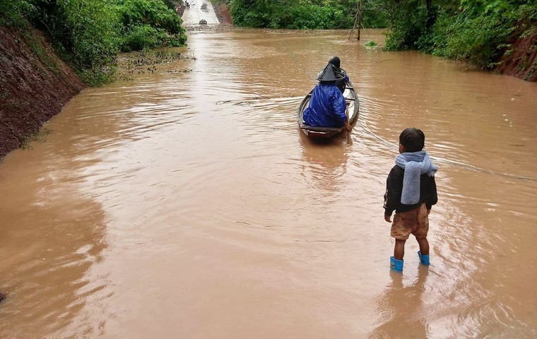 Ngầm tràn ở xã Thanh, huyện Hướng Hoá, tỉnh Quảng Trị bị ngập lụt, khiến giao thông chia cắt. Ảnh: TTXVN/Văn Lý