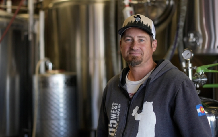 Eric Seufert, ông chủ và đồng thời là giám đốc công ty công ty bia 105 West Brewing Co., tại nhà máy bia của mình ở Tp. Castle Rock, tiểu bang Colorado hôm 18 tháng 10 năm 2022. Ảnh:AP Photo/Brittany Peterson.