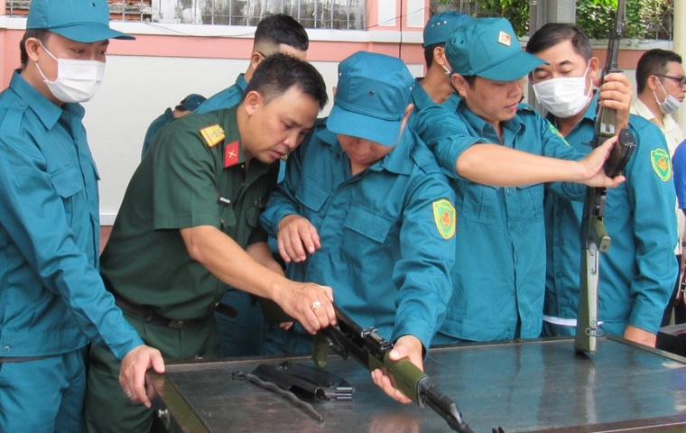 Huấn luyện tháo lắp súng tiểu liên AK tại BCH Quân sự Quận 3, TP. Hồ Chí Minh. Ảnh: SAWACO