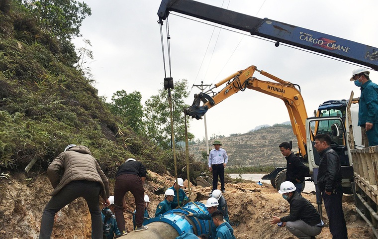 Thi công thau rửa tuyến ống thép D800 cấp nước sạch từ Nhà máy nước Diễn Vọng ngày 21/01/2021