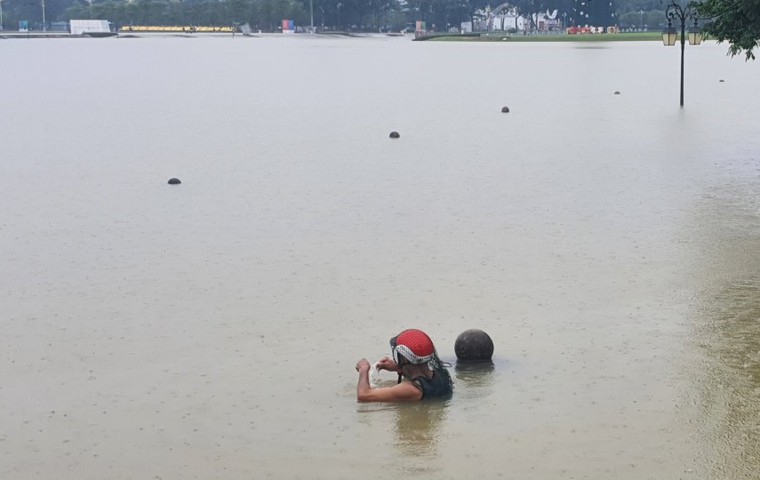 Người dân bắt cá tại khu vực cống bị ngập đổ vào Đầm Vạc, tỉnh Vĩnh Phúc. Ảnh: Nguyễn Trọng Lịch/TTXVN