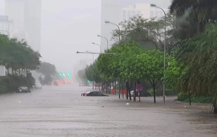 Sau cơn mưa lớn, đường Dương Đình Nghệ (Cầu Giấy) ngập nặng tới mức ôtô chìm trong biển nước. Ảnh: Đức Trần/Zingnews.vn