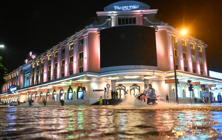 Hình ảnh Trung tâm thương mại Tràng Tiền Plaza ngập sau mỗi trận mưa lớn đã trở thành hình ảnh quen thuộc. Ảnh: Hoàng An