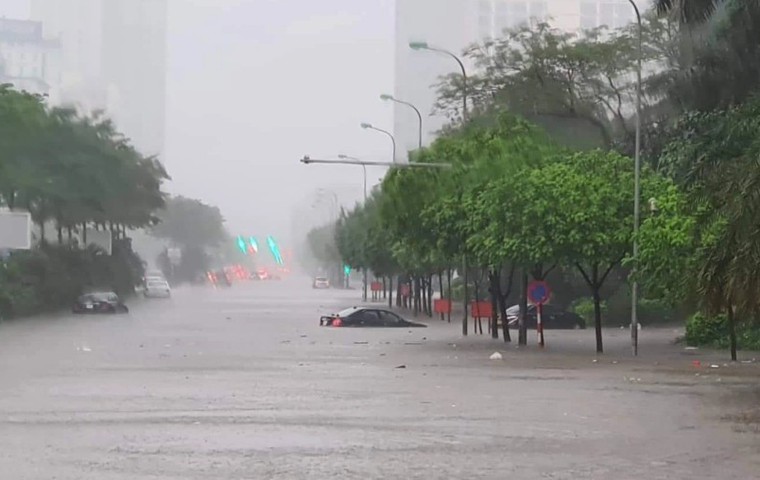 Ngập lụt trên tại khu vực đô thị mới Yên Hoà, Cầu Giấy. Ảnh: Zingnews.vn
