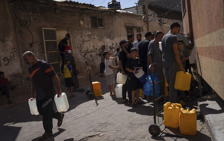 Người dân Palestine lấy nước từ vòi nước trong bối cảnh thiếu nước uống ở Khan Younis, Dải Gaza (Ảnh: AP)
