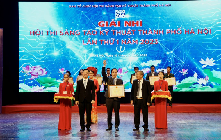 Đồng chí Phan Hoài Minh, Tổng Giám đốc Công ty đại diện nhóm tác giả vinh dự nhận Giấy khen và Cup kỷ niệm