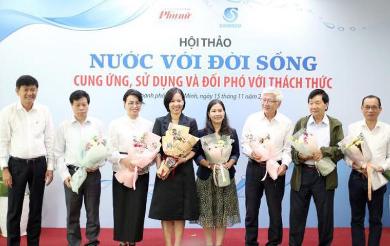 Ông Trần Quang Minh (bìa trái) tặng hoa cho các chuyên gia tham dự Hội thảo.