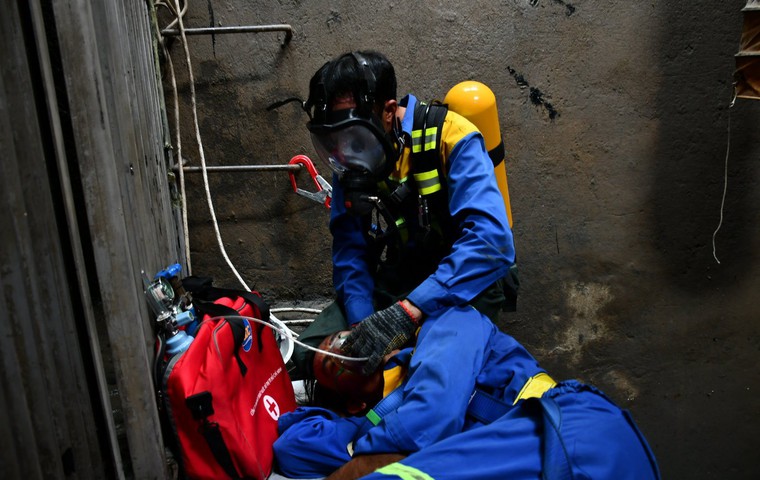 Diễn tập tình huống nhân viên sơ cấp cứu cho người bị ngạt khí dưới hầm bơm