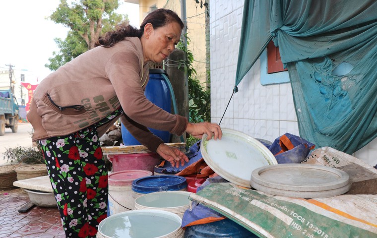 Bà Trương Thị Xanh, xã An Hải, huyện Lý Sơn, Quảng Ngãi, tích trữ nước sinh hoạt khi mùa khô đến. Ảnh: Phạm Cường/TTXVN