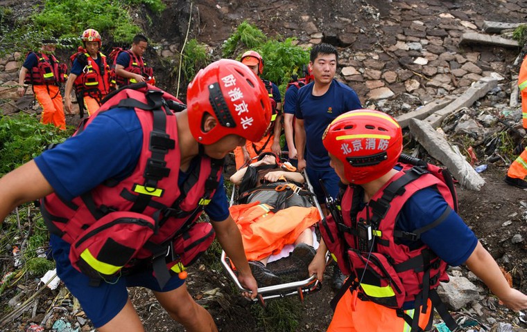 Lực lượng cứu hộ cứu trợ người dân bị thương tại Bắc Kinh