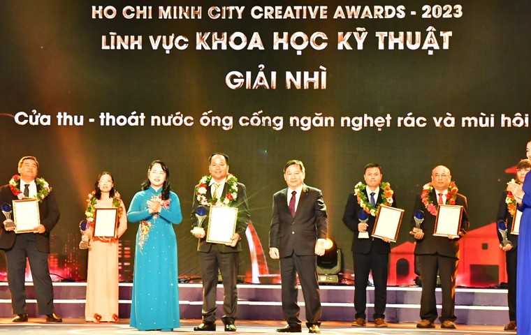 Ông Bùi Văn Trường (thứ 4 từ trái sang) được nhận Giải thưởng Sáng tạo TP.HCM lần III, năm 2023