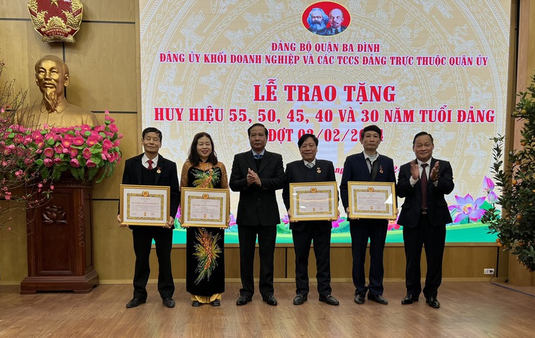 Trao Huy hiệu 40 năm tuổi Đảng tặng Nguyên Thứ trưởng Bộ Xây dựng, Nguyên Chủ tịch Hội Cấp Thoát nước Việt Nam Cao Lại Quang