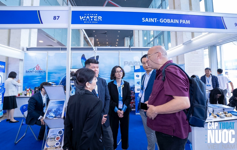 Khách hàng trao đổi cùng doanh nghiệp tại gian hàng của Saint - Gobain Pam trong khuôn khổ Vietnam Water Week 2024