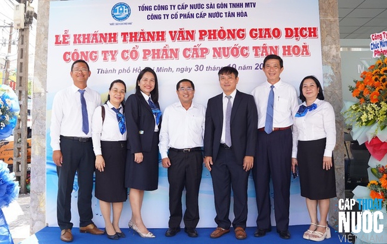 Ông Dương Hồng Nhân – Bí thư Đảng ủy, Chủ tịch HĐTV Tổng Công ty Cấp nước Sài Gòn chúc mừng Công ty Cấp nước Tân Hòa khánh thành Văn phòng Giao dịch mới