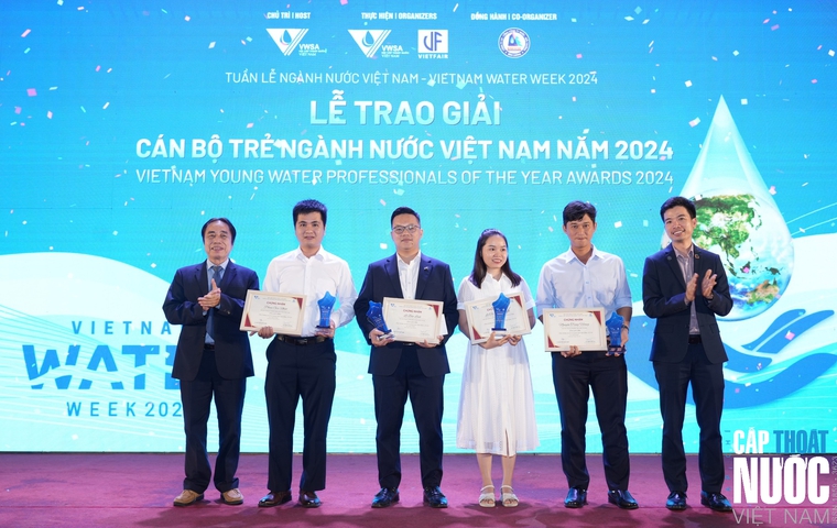 Lãnh đạo VWSA trao tặng Giải thưởng Cán bộ trẻ ngành Nước Việt Nam của năm 2024