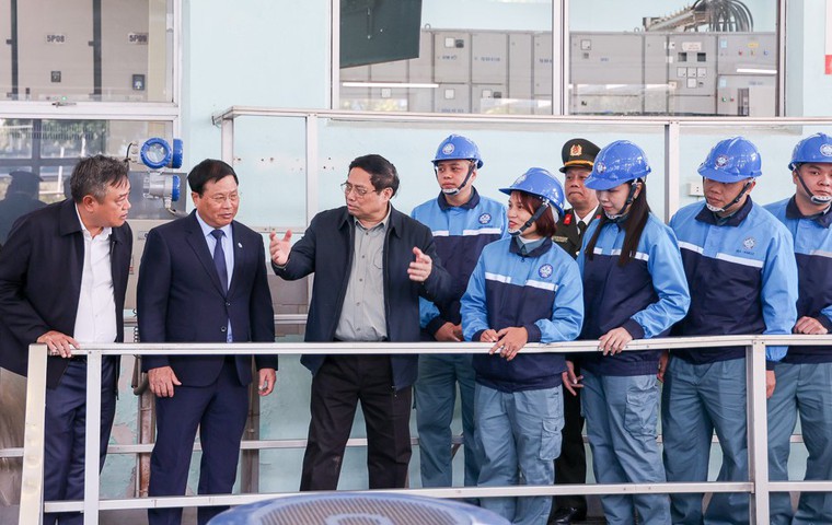 Thủ tướng thăm điểm ứng trực trong dịp Tết của Công ty TNHH MTV nước sạch Hà Nội tại Nhà máy nước Yên Phụ (số 44 đường Yên Phụ)