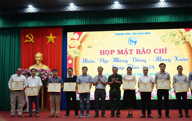 Phóng viên tạp chí Cấp Thoát Nước Việt Nam và các cơ quan báo chí nhận giấy khen của UBND thành phố