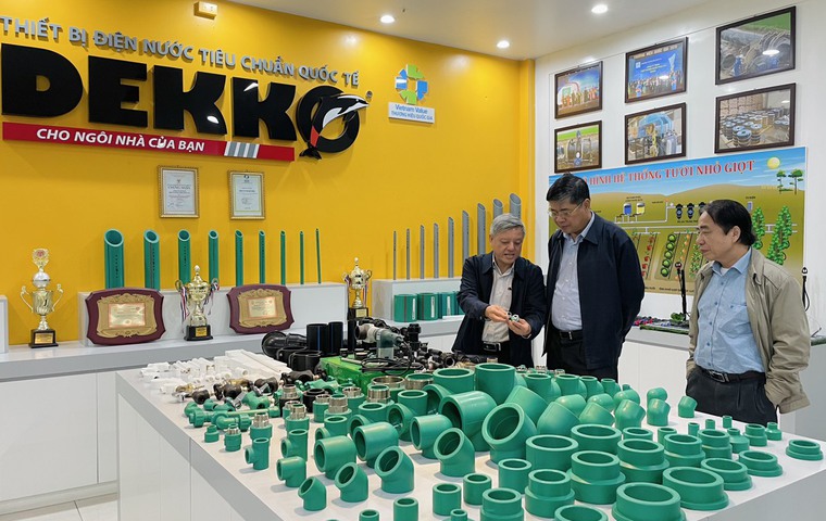 Chủ tịch VWSA Nguyễn Ngọc Điệp và Phó Chủ tịch VWSA Trần Anh Tuấn tham quan khu vực giới thiệu, trưng bày sản phẩm của Dekko. 