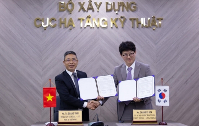 Cục trưởng Cục Hạ tầng kỹ thuật Tạ Quang Vinh và Cục trưởng Cục Chính sách chuyển đổi xanh Chang Ki Bok ký kết biên bản ghi nhớ hợp tác về lĩnh vực cấp thoát, nước.