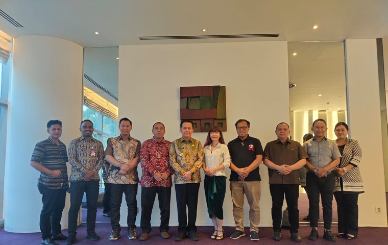 Đoàn công tác Hội Cấp Thoát nước Indonesia do Thứ trưởng Bộ nội vụ Indonesia dẫn đầu chụp ảnh lưu niệm.