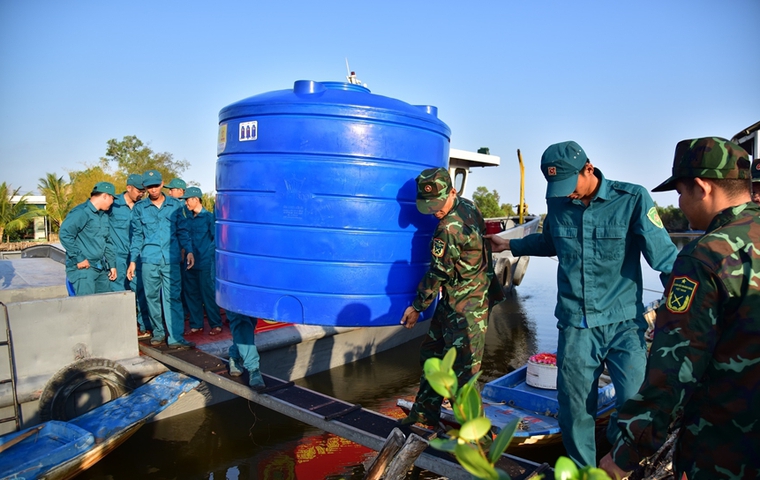 Quân khu 9 cử Lữu đoàn vận tải vận chuyển 1.700m3 nước sạch cùng nhiều dụng cụ chứa, dự trữ nước cho người dân Cà Mau đang khó khăn về nguồn nước sinh hoạt
