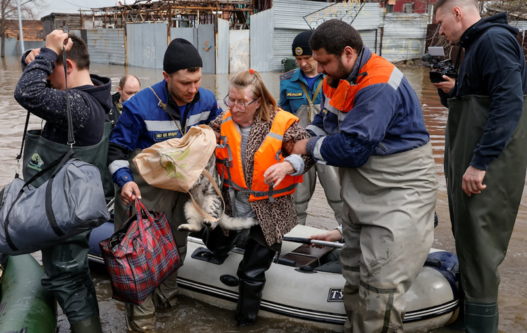 Người dân Nga buộc phải đi sơ tán vì trận lũ lụt lịch sử. Ảnh: Reuters