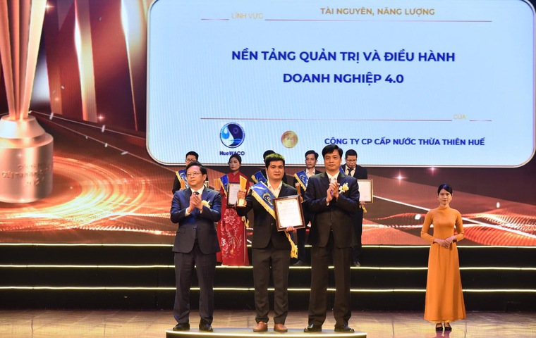 Đại diện Công ty Cổ phần Cấp nước Thừa Thiên-Huế nhận giải thưởng.