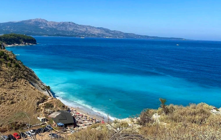 Bãi biển Pasqyra (Albania) được xác định là bãi biển xanh nhất thế giới. Ảnh: @innagerzheva.