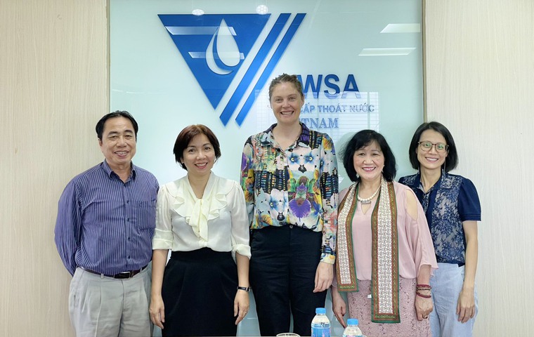 Giám đốc dự án "Nâng cao năng lực và sự tham gia trong quản lý Nước ở Việt Nam" Megan McLeod và đại diện Cơ quan hợp tác ngành Nước Australia Dương Hồng Vân chụp ảnh lưu niệm cùng lãnh đạo VWSA.