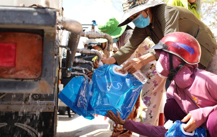 Người dân tại huyện Tân Phú Đông (Tiền Giang) đến lấy nước do Sawaco hỗ trợ