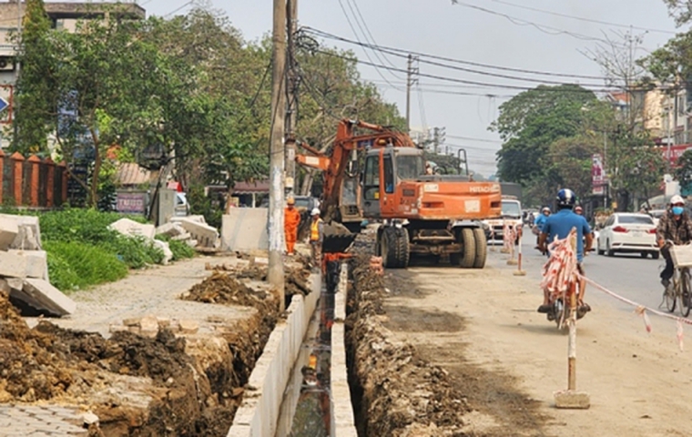 Dự án cải tạo nâng cấp thệ thống thu gom nước thải tại phường Đông Sơn, thành phố Thanh Hóa, đang được đẩy nhanh tiến độ về đích trước mùa mưa bão.